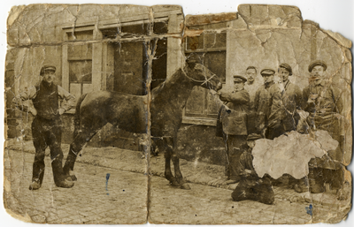 808391 Afbeelding van smid en wagenmaker Simon Trapman (links, 1861-1923) bij een paard, een harddraver. Rechts enkele ...
